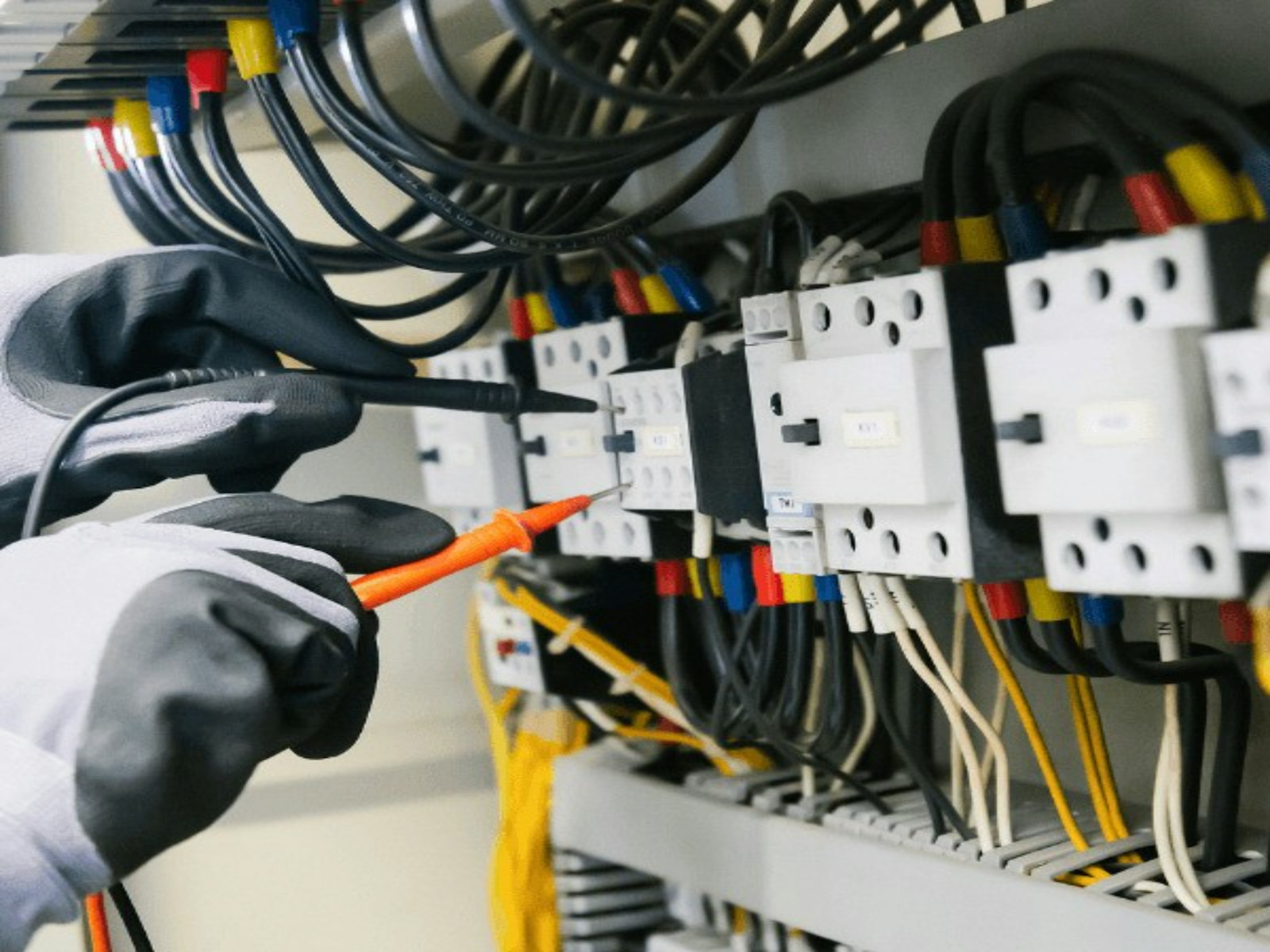 Elektricien aan het werk in een verdeelkast