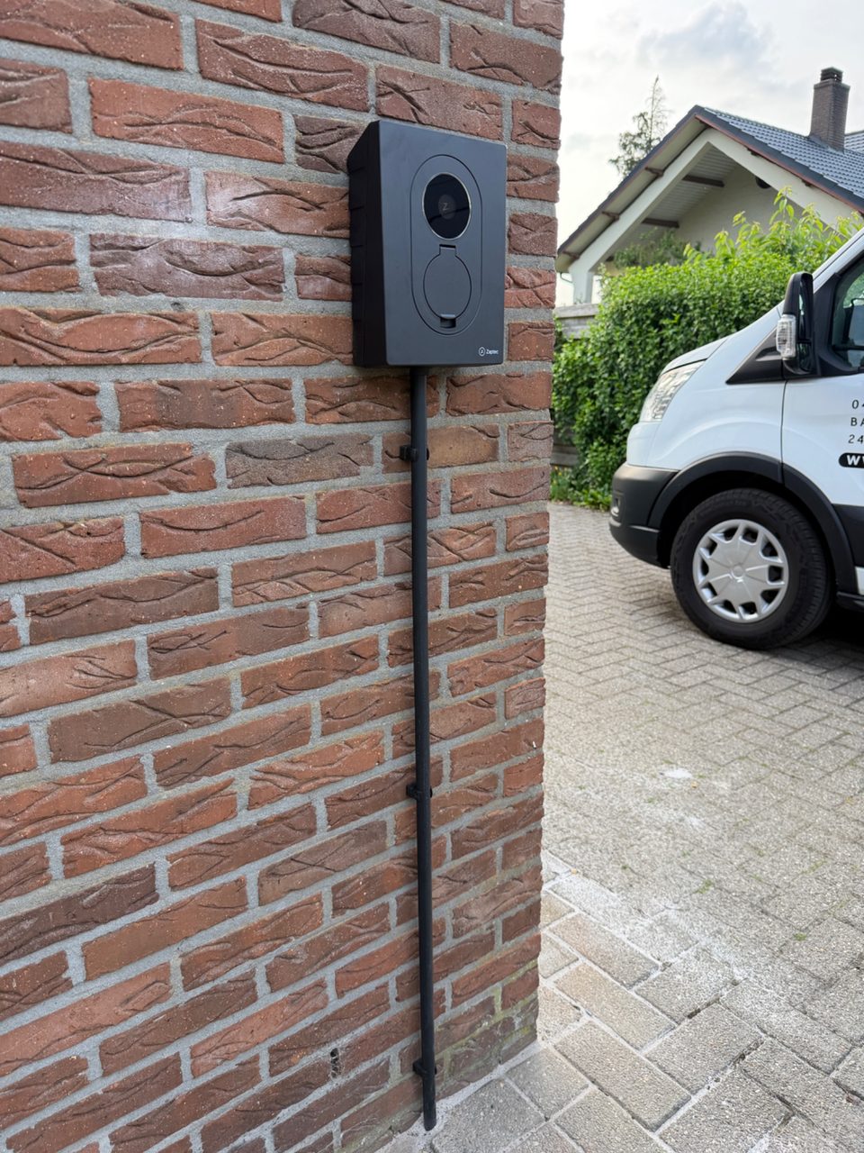 Laadpaal op de oprit van een woning in Vlaanderen