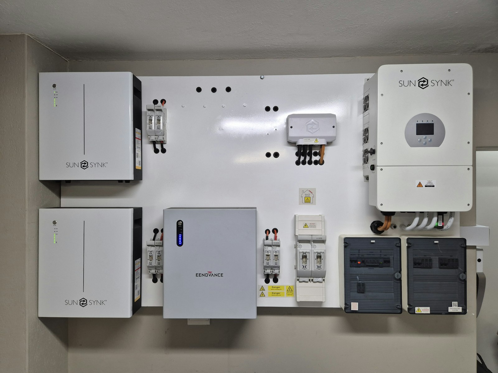 Thuisbatterij en omvormer aan de muur