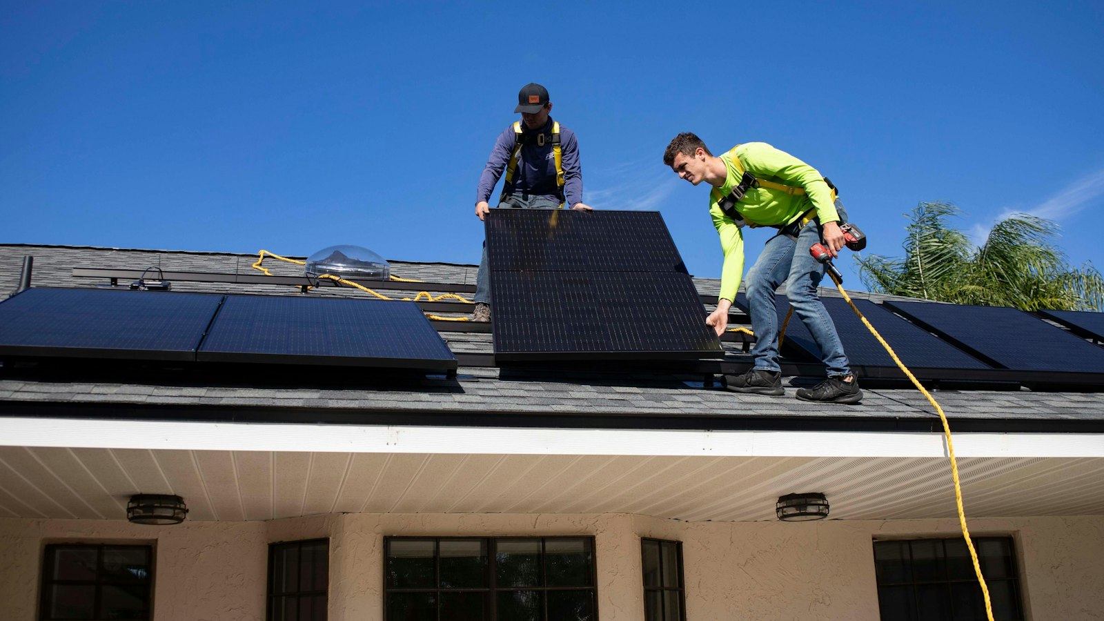 Installateur plaatst zonnepanelen